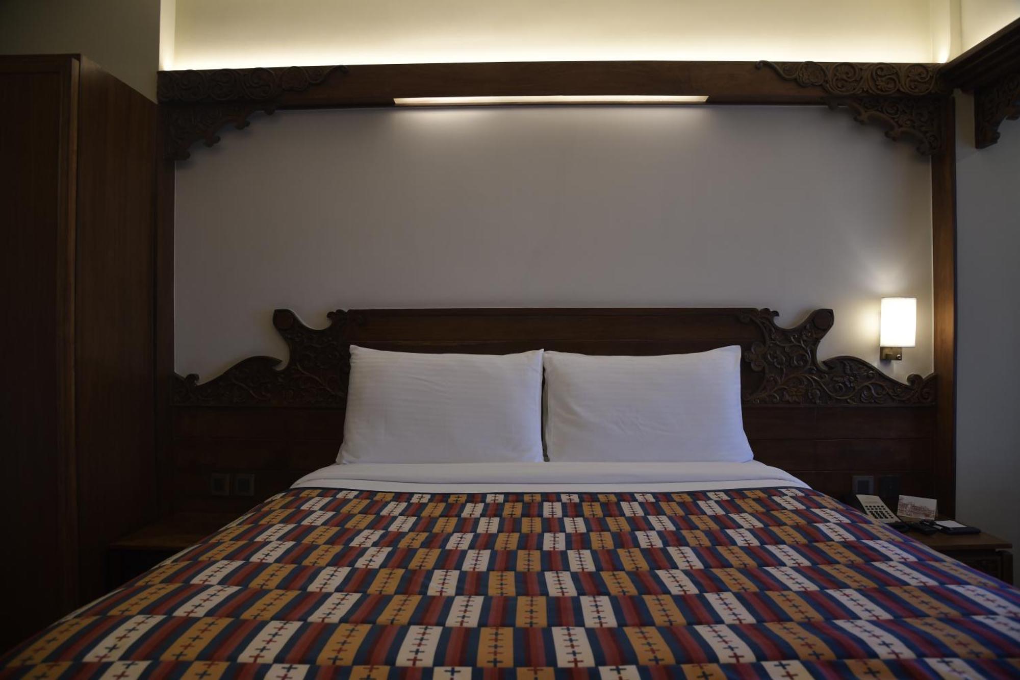 Hotel Yak & Yeti Катманду Экстерьер фото